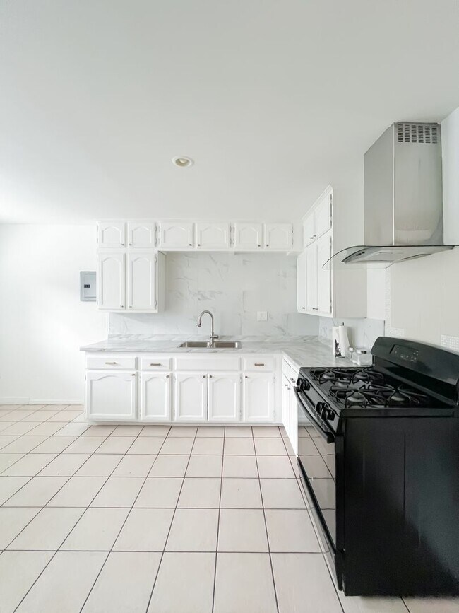 Building Photo - 807 Wilton Pl