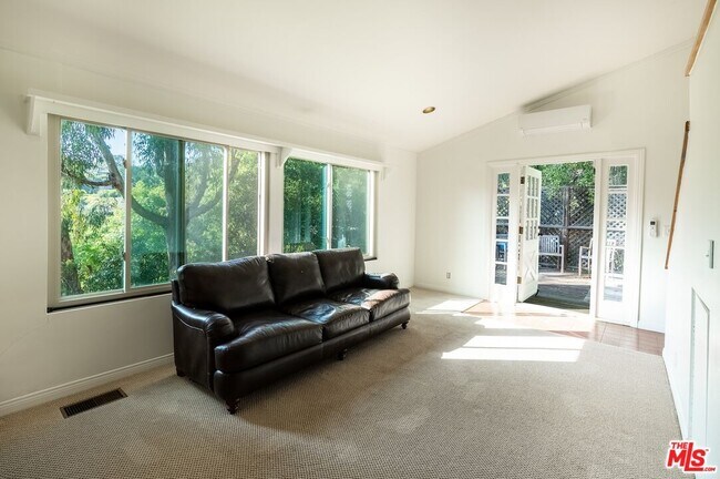 Building Photo - 21338 Colina Dr