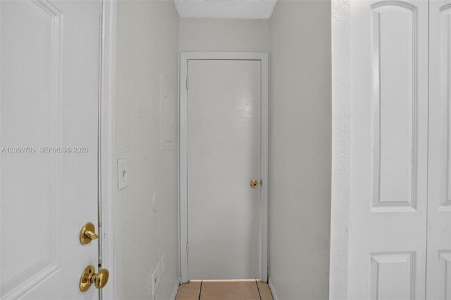 Building Photo - 6225 SW Kendale Lakes Cir