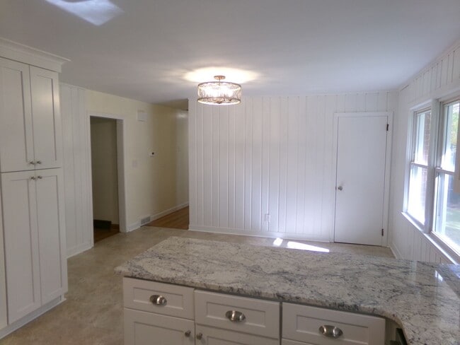 Building Photo - Country Living in Town