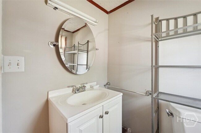 Building Photo - 742 E Park Ave