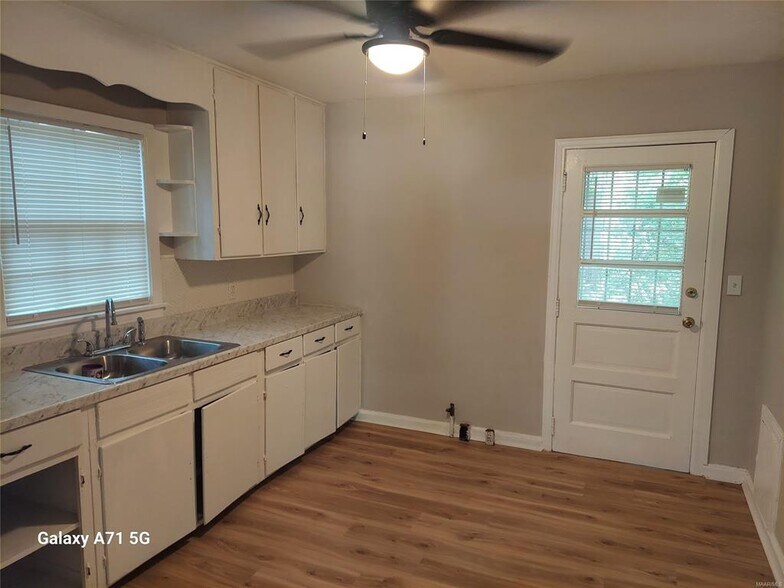 Kitchen - 2505 Bay St