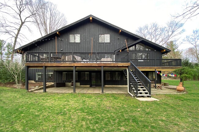 Building Photo - 5 Viking Green