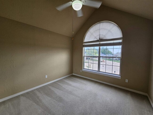 Building Photo - 6605 NW Willow Tree Cir