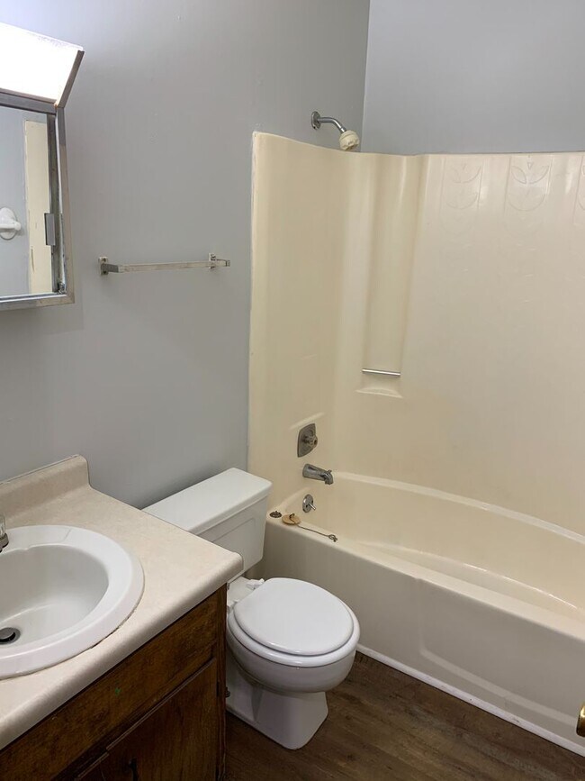 Building Photo - 2 Bedroom Duplex on Eastside!!