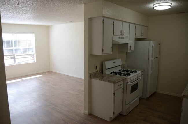 Building Photo - 448 N Joekel Ave