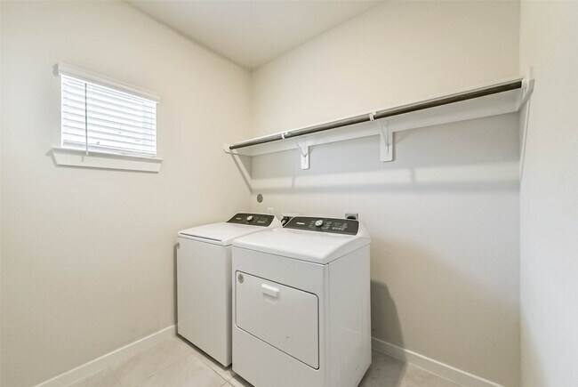 Building Photo - 8515 Lake Groove Ln