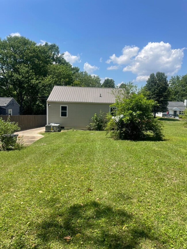 Building Photo - Knoxville 37920 - Very nice updated 2 bedroom home in South Knoxville for rent. - Contact Lisa Vi...