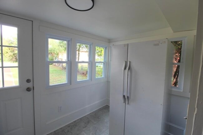 Building Photo - 805 S High St