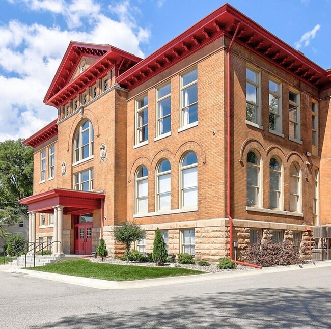 Building Photo - Pierce School Lofts