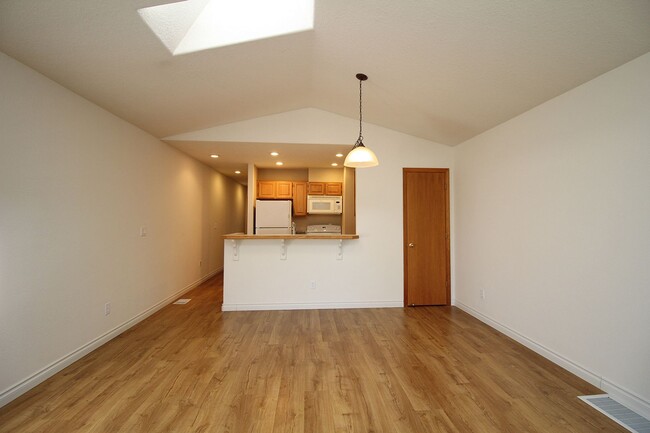 Building Photo - Spacious 2 Bedroom Rowhouse in the Heart o...