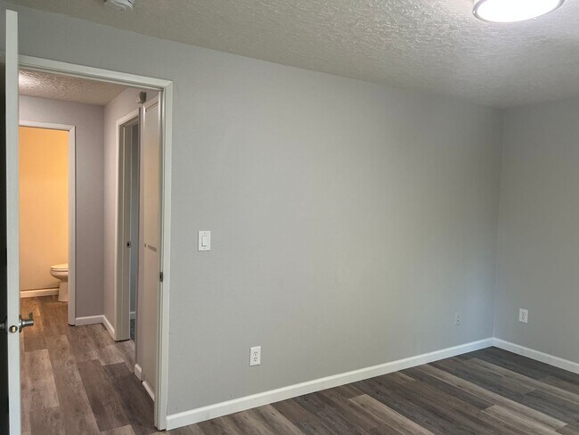 Building Photo - SHOWING TODAY - VIEW LISTING for 360° IMAG...