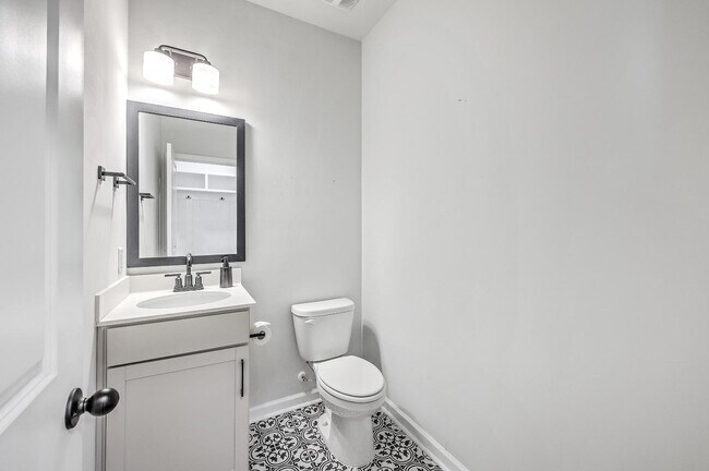 Building Photo - 132 McClellan Way