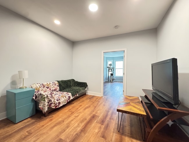 Building Photo - Spacious 3BR w/ In-Unit Laundry – Renovated, Near Yale SOM