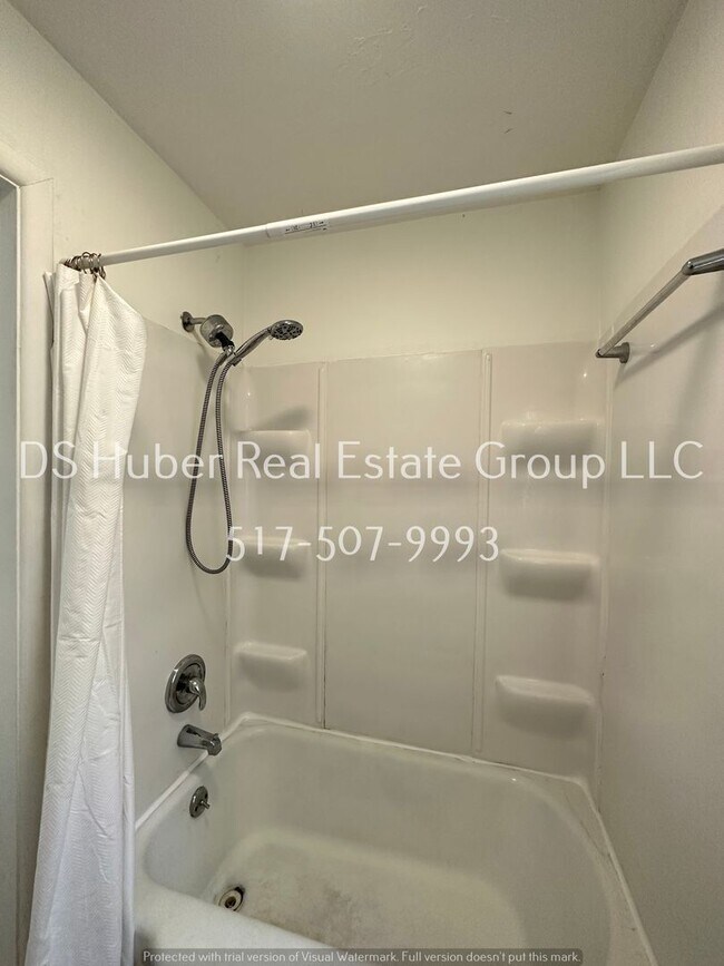 Building Photo - 2 bed 1 bath With Attached Garage!