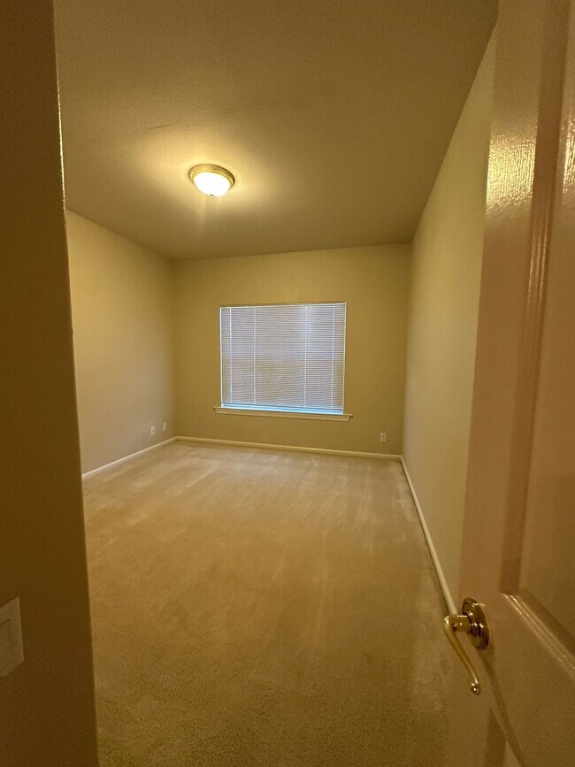 Building Photo - Exceptionally Spacious and Modernized 2x2 Townhouse w/Garage and Washer/Dryer Hookups!