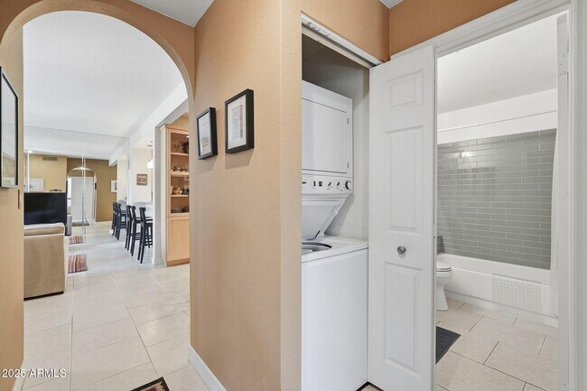 Building Photo - 9708 E Vía Linda