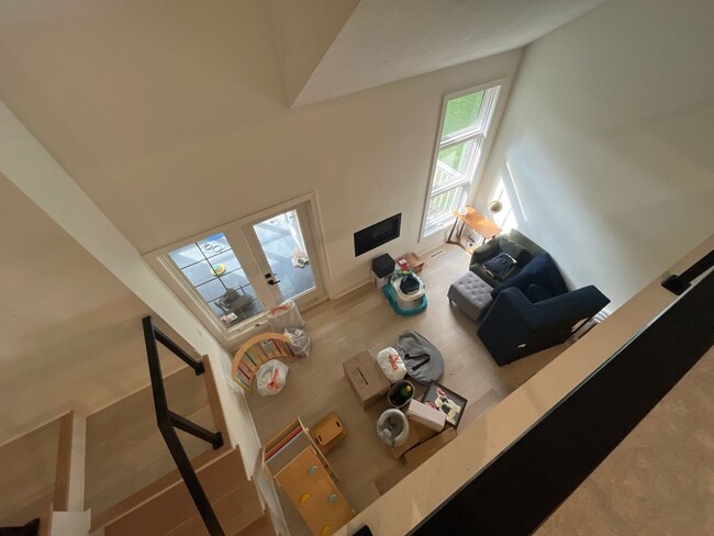 Building Photo - Welcome to this updated townhome in Northe...