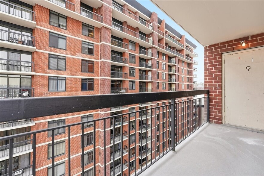 Building Photo - 700 1st St