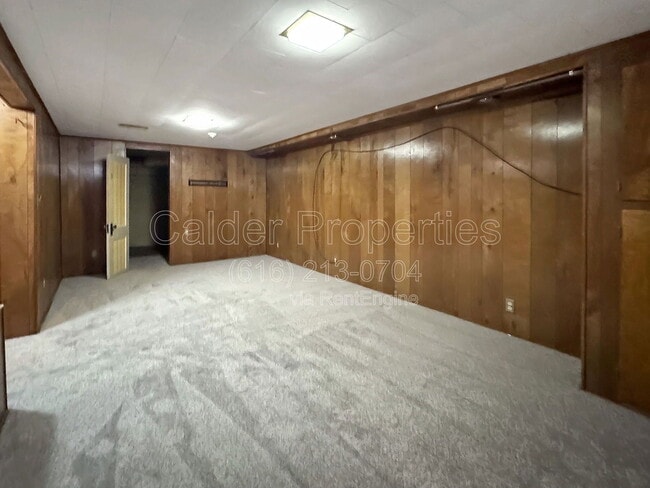 Building Photo - 1039 Kentwood Dr NE