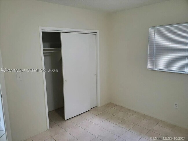 Building Photo - 1630 NE 157th Ter