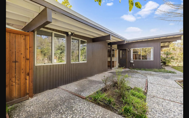 Building Photo - Sprawling 7 bedroom home available for sum...
