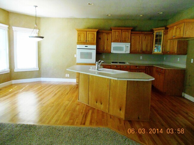 Building Photo - 4 Bedroom Home w/ Office $750 First momth