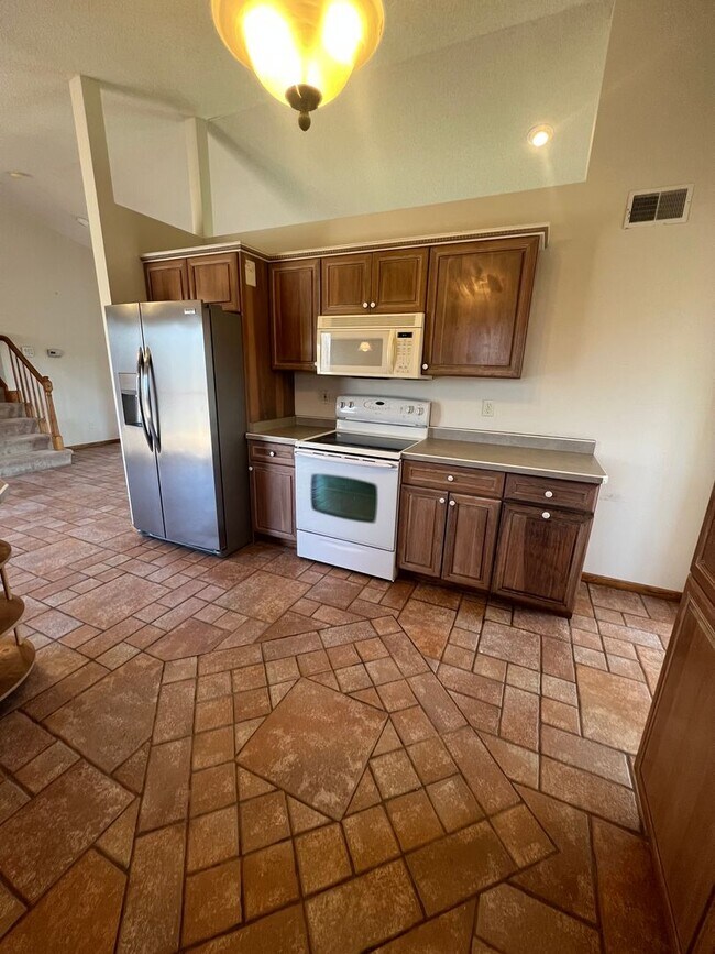 Building Photo - AVAILABLE NOW - 4 Bed, 3.5 Bath Home in He...