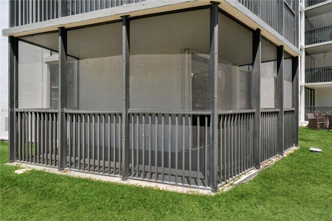 Building Photo - 3101 N Country Club Dr
