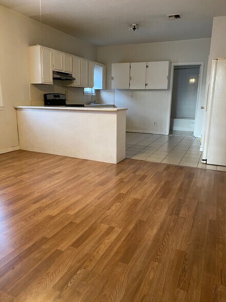 kitchen - 104 N Wood Ave