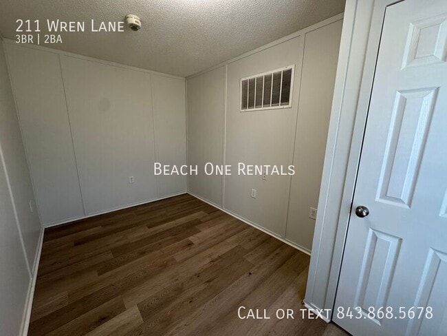 Building Photo - 211 Wren Ln