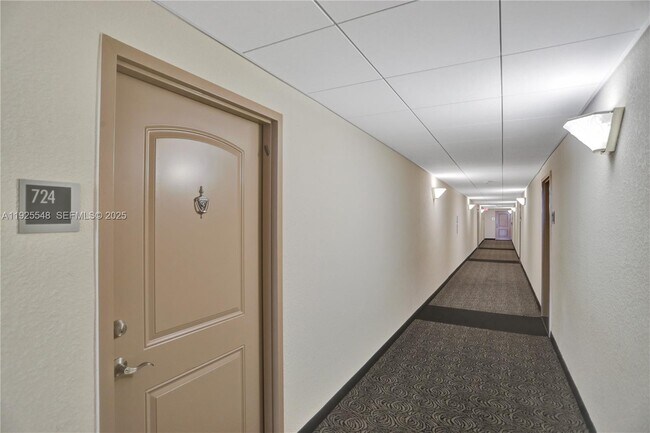 Building Photo - 100 Bayview Dr