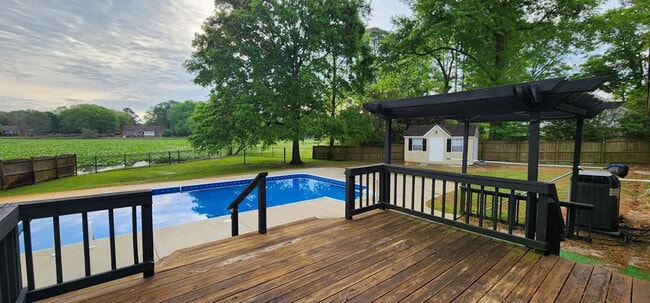 Building Photo - 1159 Shoreland Dr