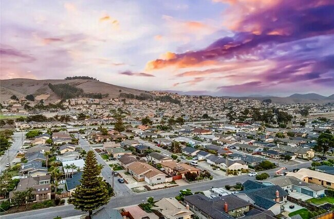 Building Photo - 150 Damar St