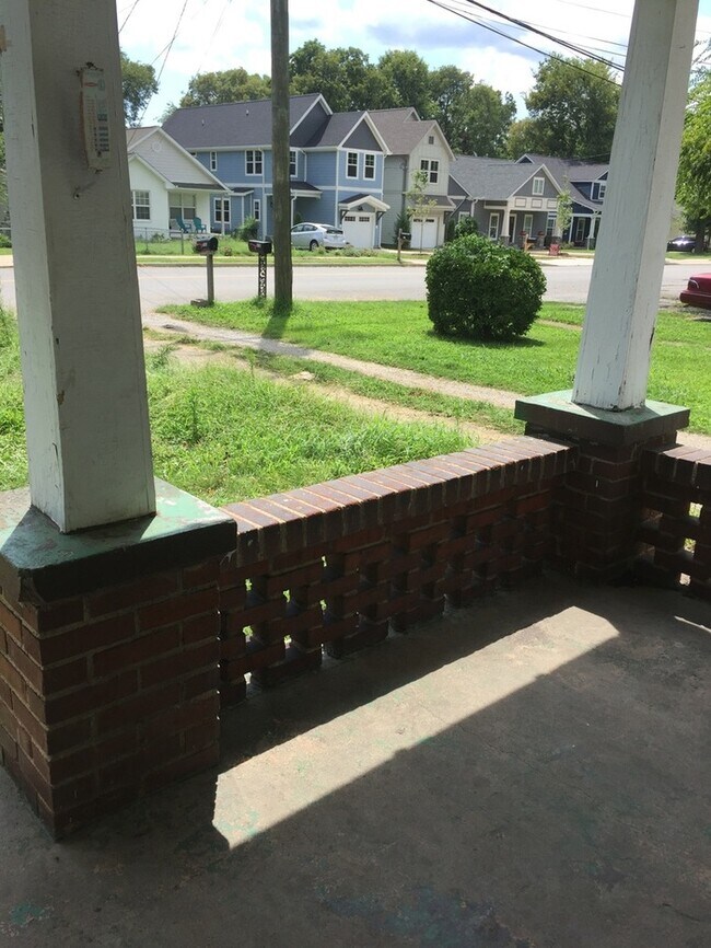 Building Photo - Wedgewood Houston!!!  3 Bed 1 Bath House Convenient to Belmont, Lipscomb & Vandy!
