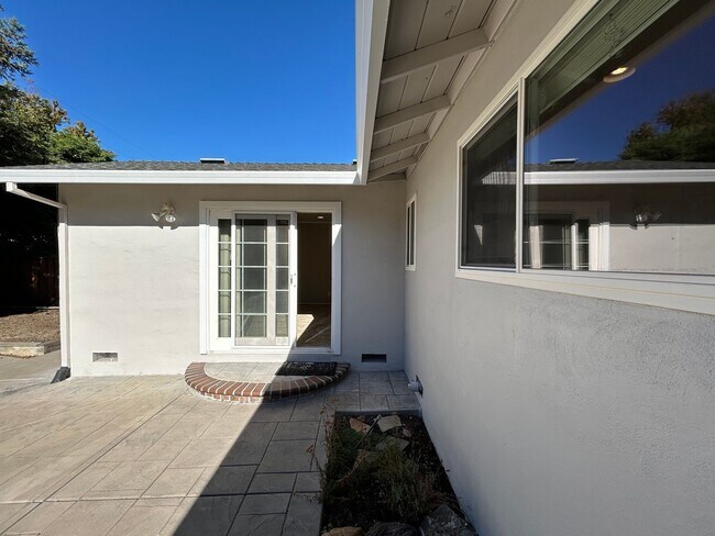 Building Photo - Spacious Single-Story 4BR Home with Bonus ...