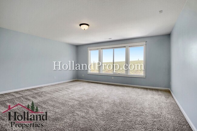 Building Photo - Spacious 4-Bedroom Portland Home with Fenced Yard, Fireplace & Modern Finishes!