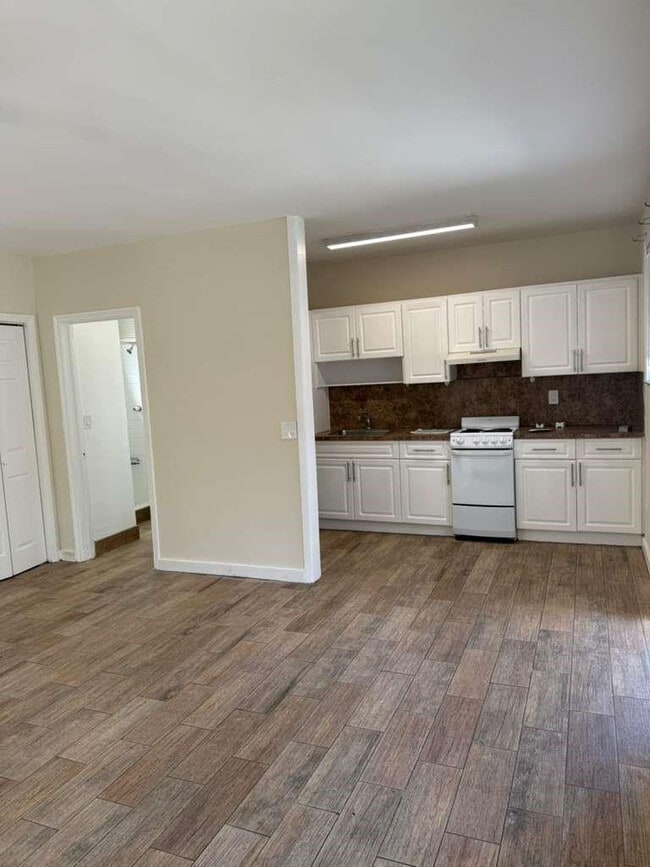 Building Photo - 126 SE 10th St