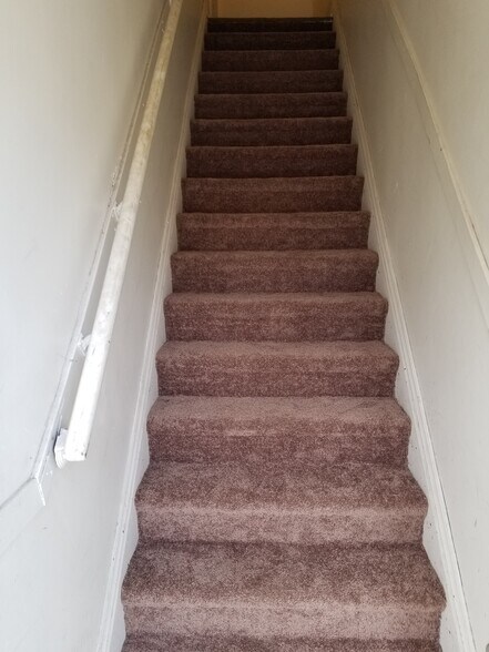 Private stairway - 609 W Cottonwood St
