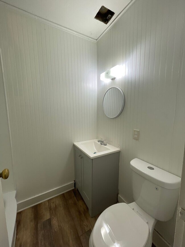 Building Photo - 909 Merchant St