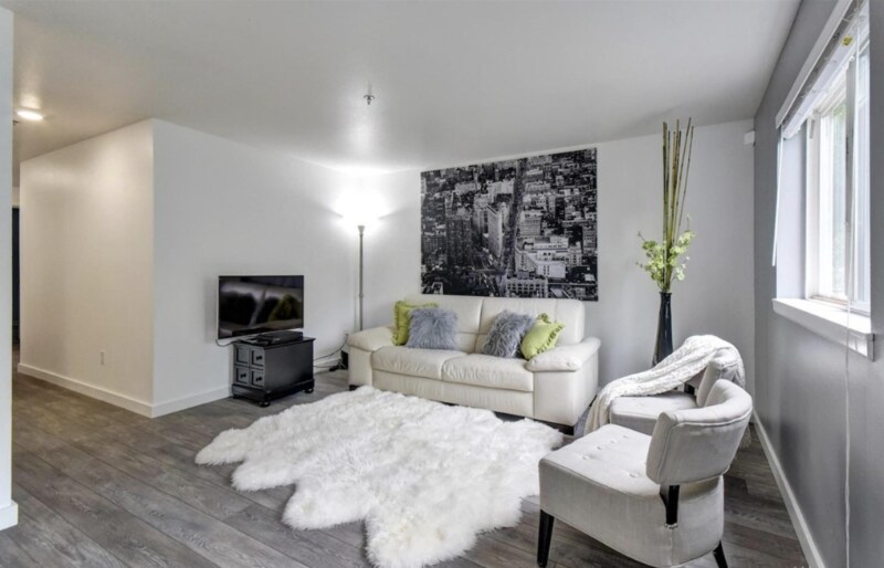 Building Photo - 9731 Holly Dr