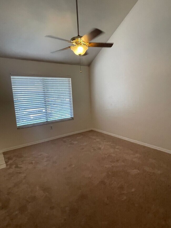 Building Photo - 2-bedroom, 2-bathroom townhouse in Las Pampas