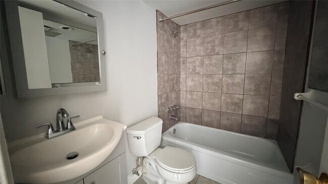 Building Photo - 1731 SE 15th St