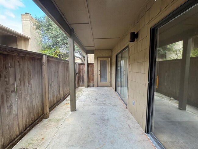 Building Photo - 1202 Thorpe Ln