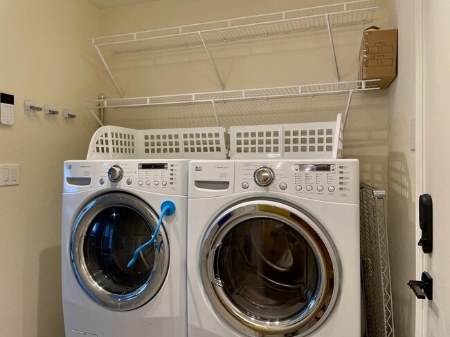 Building Photo - 12408 Mangas Trail NE