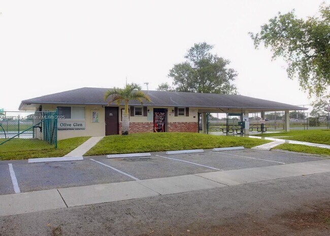 Building Photo - 304 NW 30th Ct