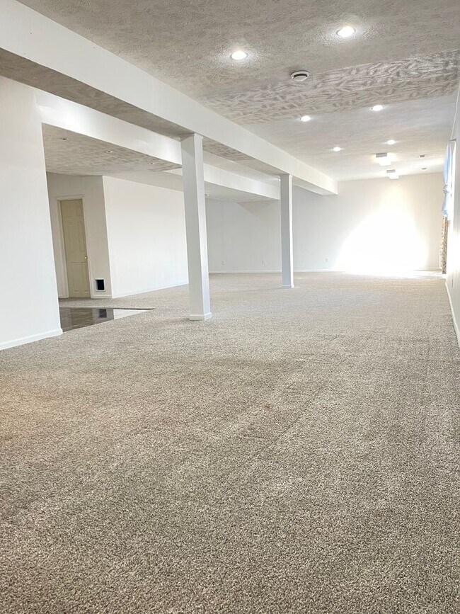 Building Photo - Northwest Omaha Gem: 2,700 Sq Ft, 3-Bedroom, Walk-Out Finished Basement, Fenced Yard, 3-Car Garag...