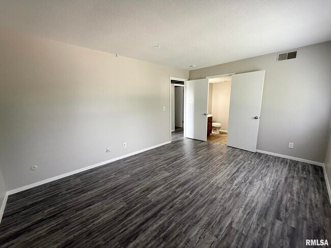 Building Photo - 2700 W Forrest Hill Ave