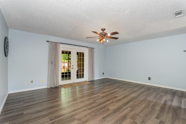 Building Photo - 3118 Manor Dr NE