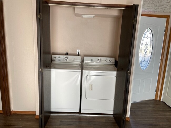 Building Photo - BEAUTIFUL THREE BEDROOM AT SILVER LAKE